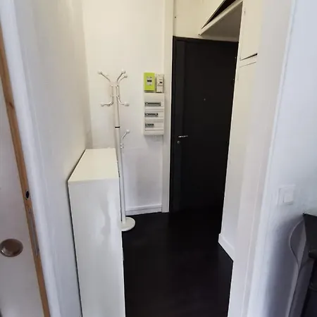 Cozy Minimalist Flat In 13th By Guestready